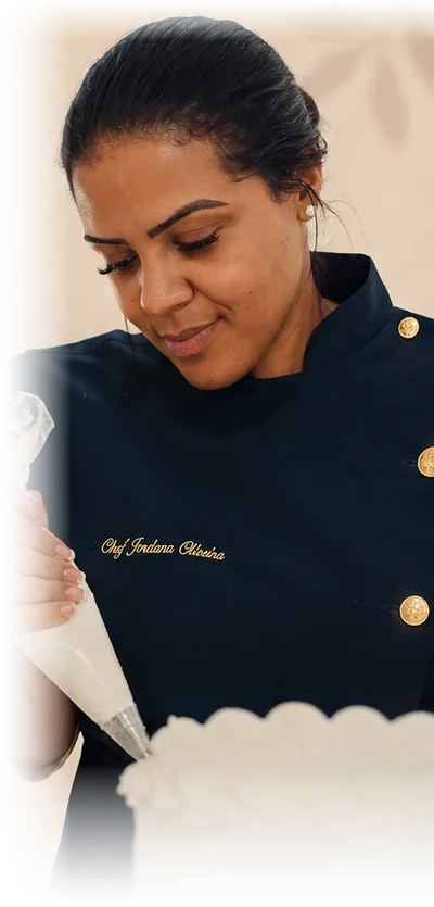 Chef Jordana Oliveira confeitando um bolo